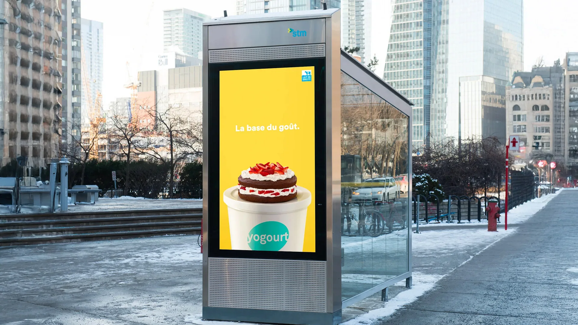 Digital bus shelter ad: a cake in a yogourt cup, “La base du goût”